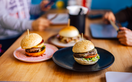 Zero KM Burger inaugura nesta sexta-feira em Betim com X-Tudão e Espaguete a R$ 12,99 no bairro Laranjeiras