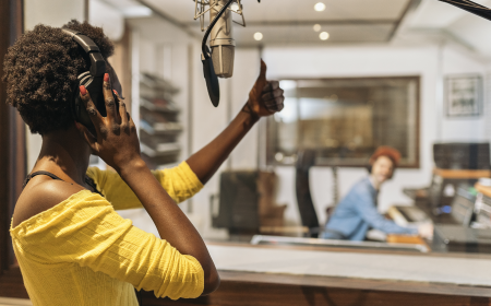 Branding auditivo e agilidade digital: plataforma de banco de voz online com valores acessíveis