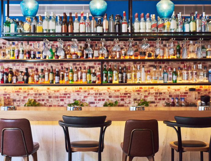 Boteco 5 Esquinas expande operação para Colinas do Sul e anuncia contratação imediata de garçonetes com salário de R$ 1.500