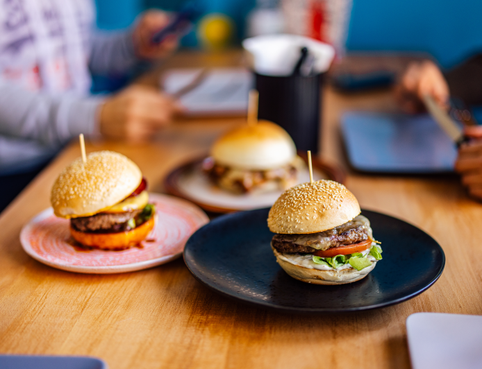 Zero KM Burger inaugura nesta sexta-feira em Betim com X-Tudão e Espaguete a R$ 12,99 no bairro Laranjeiras