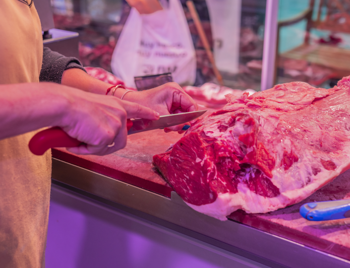 Migração de consumo ou fidelidade ao corte nobre: como a disparidade de preços entre bovinos e suínos reconfigura a estratégia dos açougues?