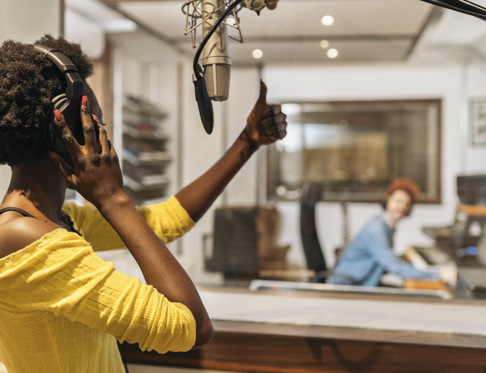 Branding auditivo e agilidade digital: plataforma de banco de voz online com valores acessíveis